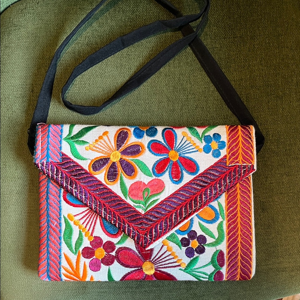 NWOT Floral Embroidered Crossbody Bag